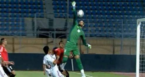 بالفيديو.. "بوكس في الهواء" يشوه تألق حارس الجيش أمام الزمالك 